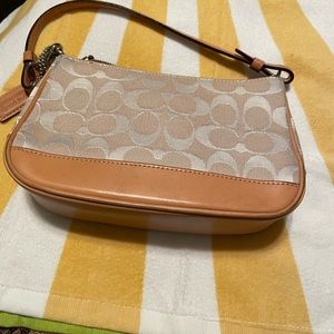 COPY - Cream color Demi coach bag.This bag is in excellent condition.